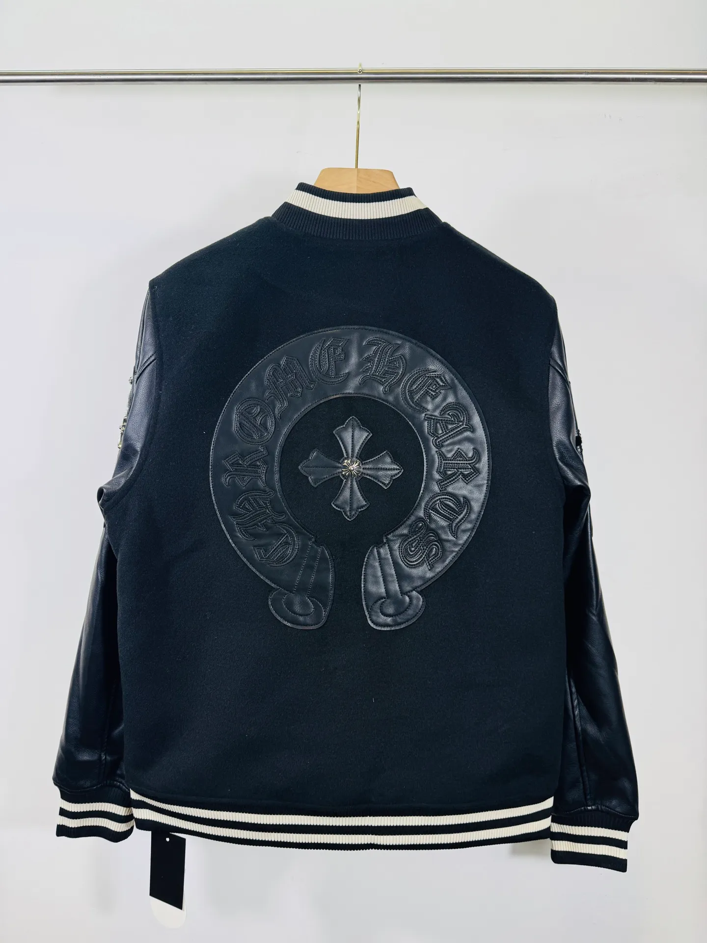 P520 top version 🐮 Real shot without P, ​​different from market products] Chrome Hearts 🍁Winter clothing is coming🍁 Sanskrit cross woolen leather sleeves spliced ​​baseball embroidered cotton jacket, heavy embroidery ➕ special craftsmanship of double sleeve splicing, counter synchronization, heavy industry! ! Customized version of thickened woolen fabric, silk lining, customized version of hardware, not the ordinary version on the market! Color: Black Red Code: S, M, L, XL